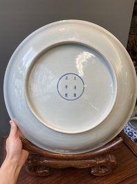 Grand plat en porcelaine de Chine famille rose &agrave; d&eacute;cor d'une chasse au tigre, marque de Yongzheng, R&eacute;publique