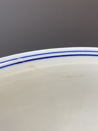 Een zeldzame grote Chinese blauw-witte kom met '100 jongens', Jiajing merk en periode