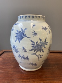 Vase en porcelaine de Chine en bleu et blanc aux d&eacute;cors floraux, &eacute;poque Transition