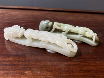 Deux boucles de ceintures sculpt&eacute;es en jade blanc et c&eacute;ladon, Chine, Qing