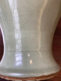 Vase de type 'meiping' en porcelaine de Chine c&eacute;ladon de Longquan, Ming