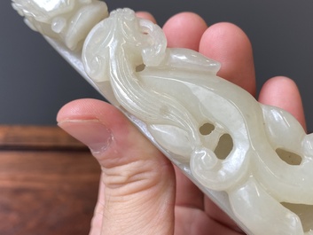 Deux boucles de ceintures sculpt&eacute;es en jade blanc et c&eacute;ladon, Chine, Qing
