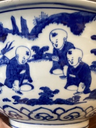 Een zeldzame grote Chinese blauw-witte kom met '100 jongens', Jiajing merk en periode