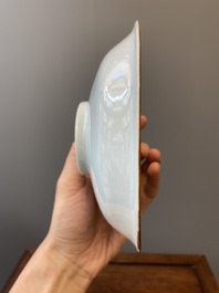 Rare coupe en porcelaine de Chine en bleu et blanc &agrave; d&eacute;cor d'une sc&egrave;ne du 'Xi Xiang Yi', &eacute;poque Transition
