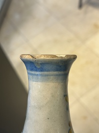Een zeldzame polychrome Antwerpse majolica apothekersfles met opschrift AQ DE ENDIV, midden 16e eeuw