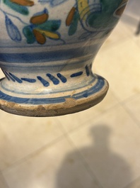 Een zeldzame polychrome Antwerpse majolica apothekersfles met opschrift AQ DE ENDIV, midden 16e eeuw