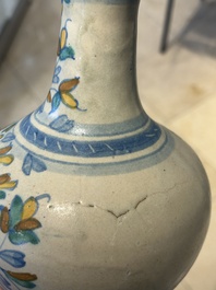 Een zeldzame polychrome Antwerpse majolica apothekersfles met opschrift AQ DE ENDIV, midden 16e eeuw