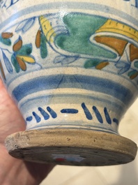 Een zeldzame polychrome Antwerpse majolica apothekersfles met opschrift AQ DE ENDIV, midden 16e eeuw