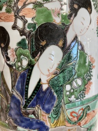 Een Chinese famille verte rouleau vaas met dames aan een studietafel, Kangxi