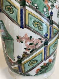 Een Chinese famille verte rouleau vaas met dames aan een studietafel, Kangxi