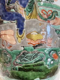 Een Chinese famille verte rouleau vaas met dames aan een studietafel, Kangxi