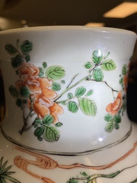 Een Chinese famille verte rouleau vaas met dames aan een studietafel, Kangxi