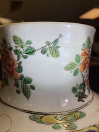 Een Chinese famille verte rouleau vaas met dames aan een studietafel, Kangxi