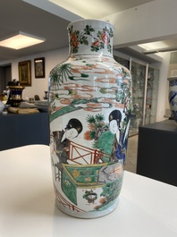 Een Chinese famille verte rouleau vaas met dames aan een studietafel, Kangxi