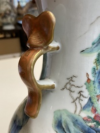 Beau vase de forme 'hu' en porcelaine de Chine famille rose aux anses en forme de ruyi, 19&egrave;me