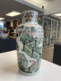 Een Chinese famille verte rouleau vaas met dames aan een studietafel, Kangxi