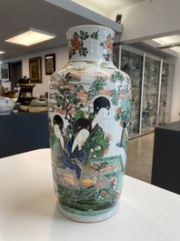 Een Chinese famille verte rouleau vaas met dames aan een studietafel, Kangxi