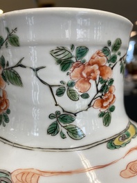Een Chinese famille verte rouleau vaas met dames aan een studietafel, Kangxi