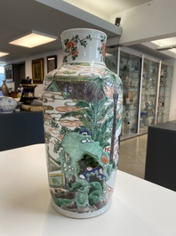 Een Chinese famille verte rouleau vaas met dames aan een studietafel, Kangxi