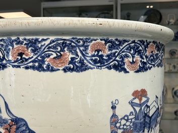 Een hoogst uitzonderlijke grote Chinese blauw-witte en koperrode vissenkom met kostbaarheden en 'Master of the rocks' panelen, Kangxi