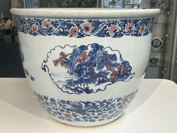 Een hoogst uitzonderlijke grote Chinese blauw-witte en koperrode vissenkom met kostbaarheden en 'Master of the rocks' panelen, Kangxi