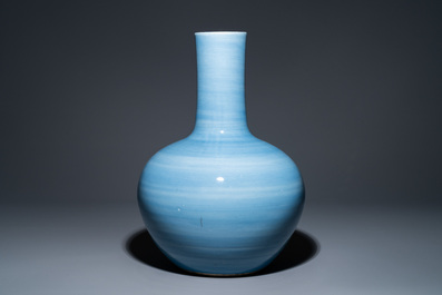 Grand vase de forme bouteille en porcelaine de Chine en claire de lune monochrome, 19&egrave;me