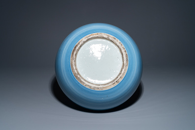 Grand vase de forme bouteille en porcelaine de Chine en claire de lune monochrome, 19&egrave;me