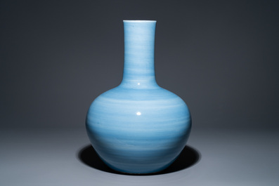 Grand vase de forme bouteille en porcelaine de Chine en claire de lune monochrome, 19&egrave;me