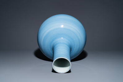 Grand vase de forme bouteille en porcelaine de Chine en claire de lune monochrome, 19&egrave;me