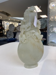 Beau vase couvert aux lions bouddhistes en jade blanc, Chine, Qing