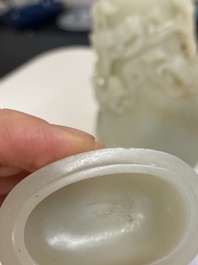 Beau vase couvert aux lions bouddhistes en jade blanc, Chine, Qing