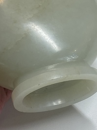 Beau vase couvert aux lions bouddhistes en jade blanc, Chine, Qing