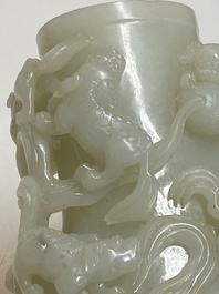 Beau vase couvert aux lions bouddhistes en jade blanc, Chine, Qing
