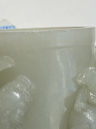 Beau vase couvert aux lions bouddhistes en jade blanc, Chine, Qing