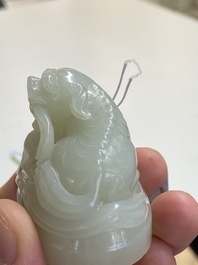 Beau vase couvert aux lions bouddhistes en jade blanc, Chine, Qing