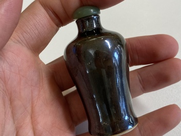 Zestien Chinese polychrome porseleinen snuifflessen en miniatuur vaasjes, 18/20e eeuw