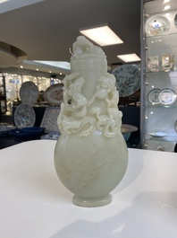 Beau vase couvert aux lions bouddhistes en jade blanc, Chine, Qing