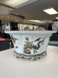 Jardini&egrave;re imp&eacute;riale en porcelaine de Chine famille verte, marque et &eacute;poque de Kangxi