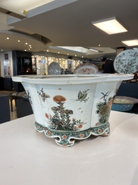 Jardini&egrave;re imp&eacute;riale en porcelaine de Chine famille verte, marque et &eacute;poque de Kangxi