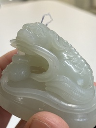 Beau vase couvert aux lions bouddhistes en jade blanc, Chine, Qing