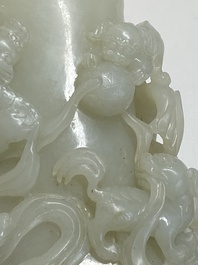 Beau vase couvert aux lions bouddhistes en jade blanc, Chine, Qing