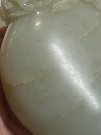 Beau vase couvert aux lions bouddhistes en jade blanc, Chine, Qing