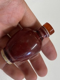 Zestien Chinese polychrome porseleinen snuifflessen en miniatuur vaasjes, 18/20e eeuw