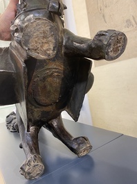 Grand vase 'touhu' en bronze en forme de lion, Chine, Ming
