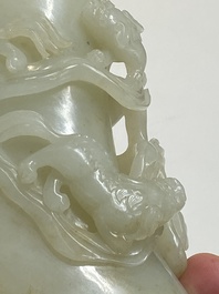 Beau vase couvert aux lions bouddhistes en jade blanc, Chine, Qing