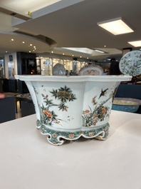 Jardini&egrave;re imp&eacute;riale en porcelaine de Chine famille verte, marque et &eacute;poque de Kangxi
