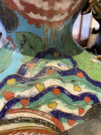 Paire de vases de type 'bianhu' en &eacute;maux cloisonn&eacute;s, Chine, Jiaqing