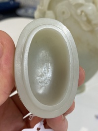 Beau vase couvert aux lions bouddhistes en jade blanc, Chine, Qing