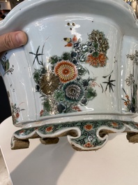 Jardini&egrave;re imp&eacute;riale en porcelaine de Chine famille verte, marque et &eacute;poque de Kangxi