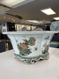 Jardini&egrave;re imp&eacute;riale en porcelaine de Chine famille verte, marque et &eacute;poque de Kangxi